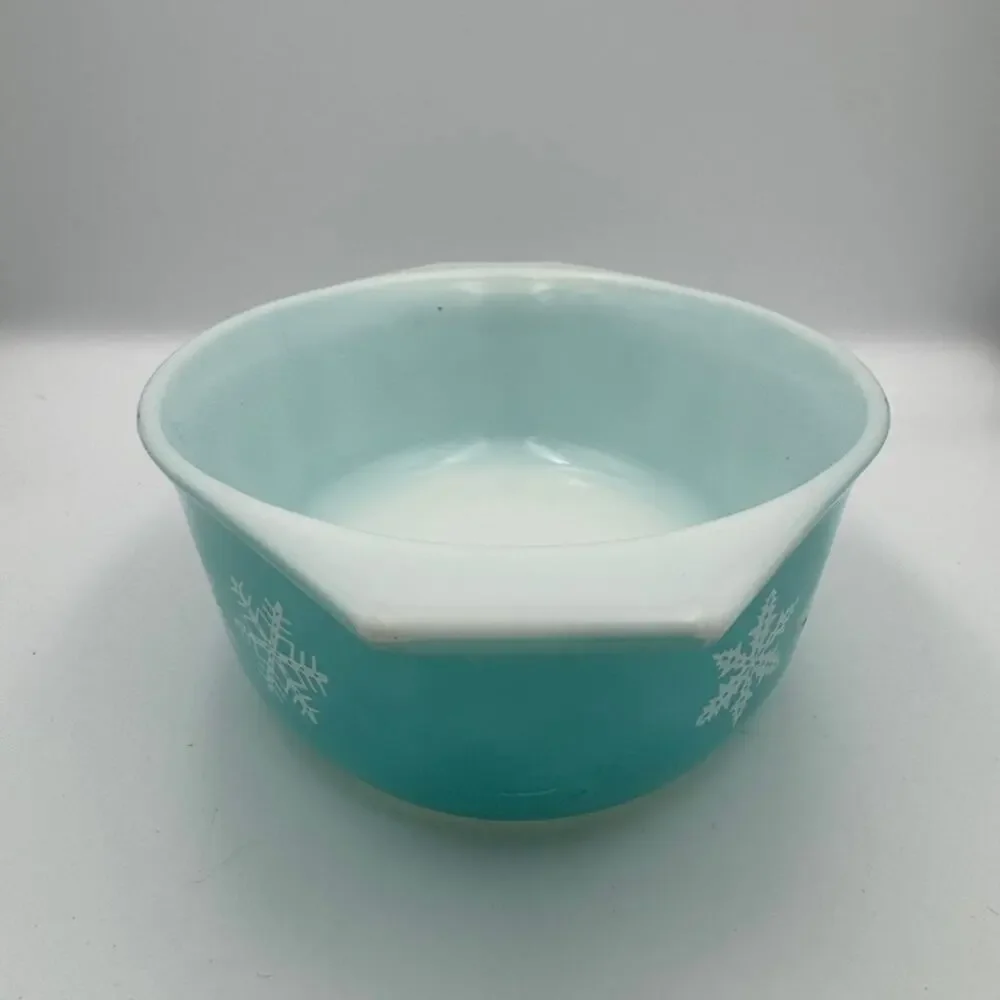 Pyrex Snowflake Turquoise 043 1.5 Qt Oval Decorator Casserole Vintage